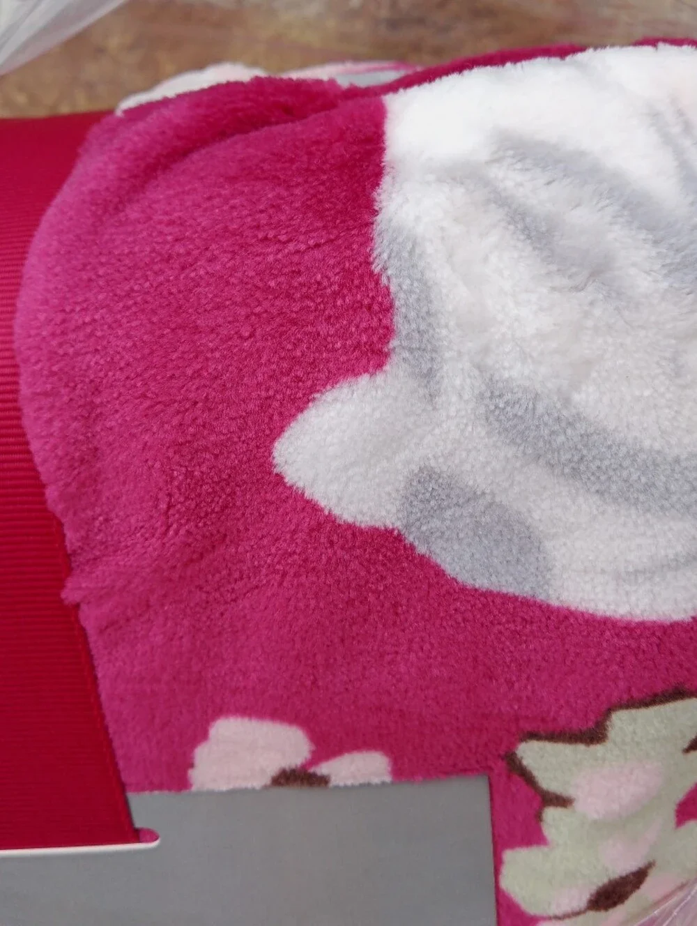 Flora Nikrooz Plush Throw with Foot Pocket NWT